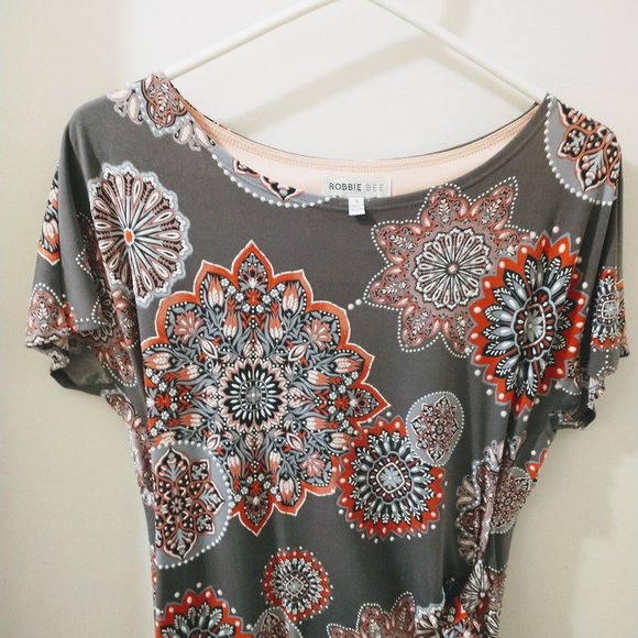 Stunning on accentuate s the waist medallion dress - Picture 2 of 3